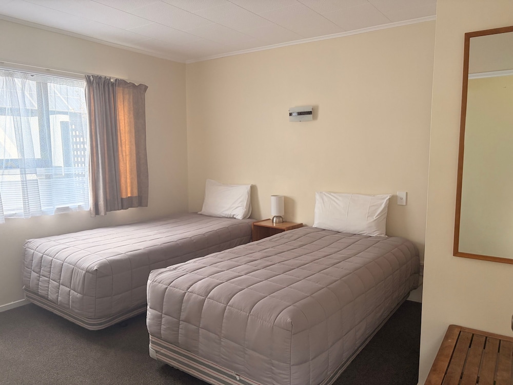 Tudor Lodge Motel 30/75