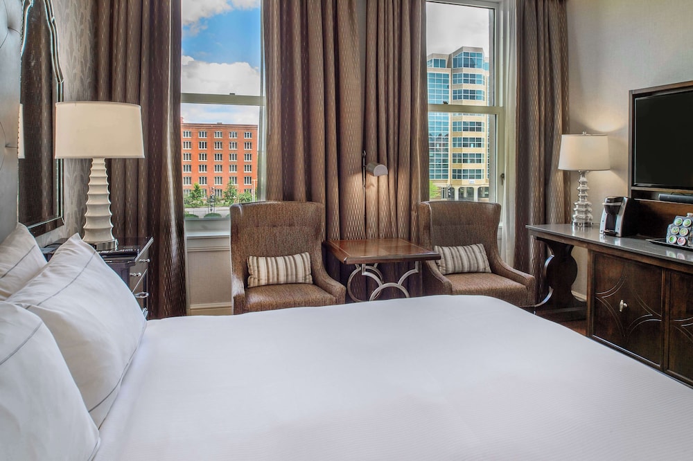 Grand, Luxury, King Bed, Fountain View, Club Lounge Access