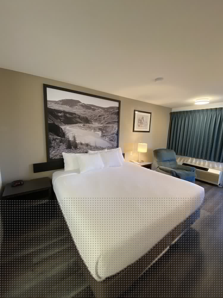 Super 8 By Wyndham 100 Mile House 21/36