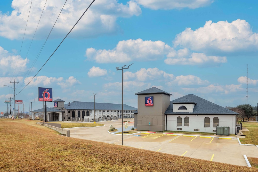 Studio6 Suites Brenham, TX 40/47