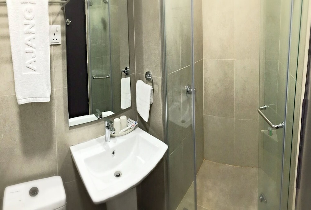 Ajang Hotel 48/48
