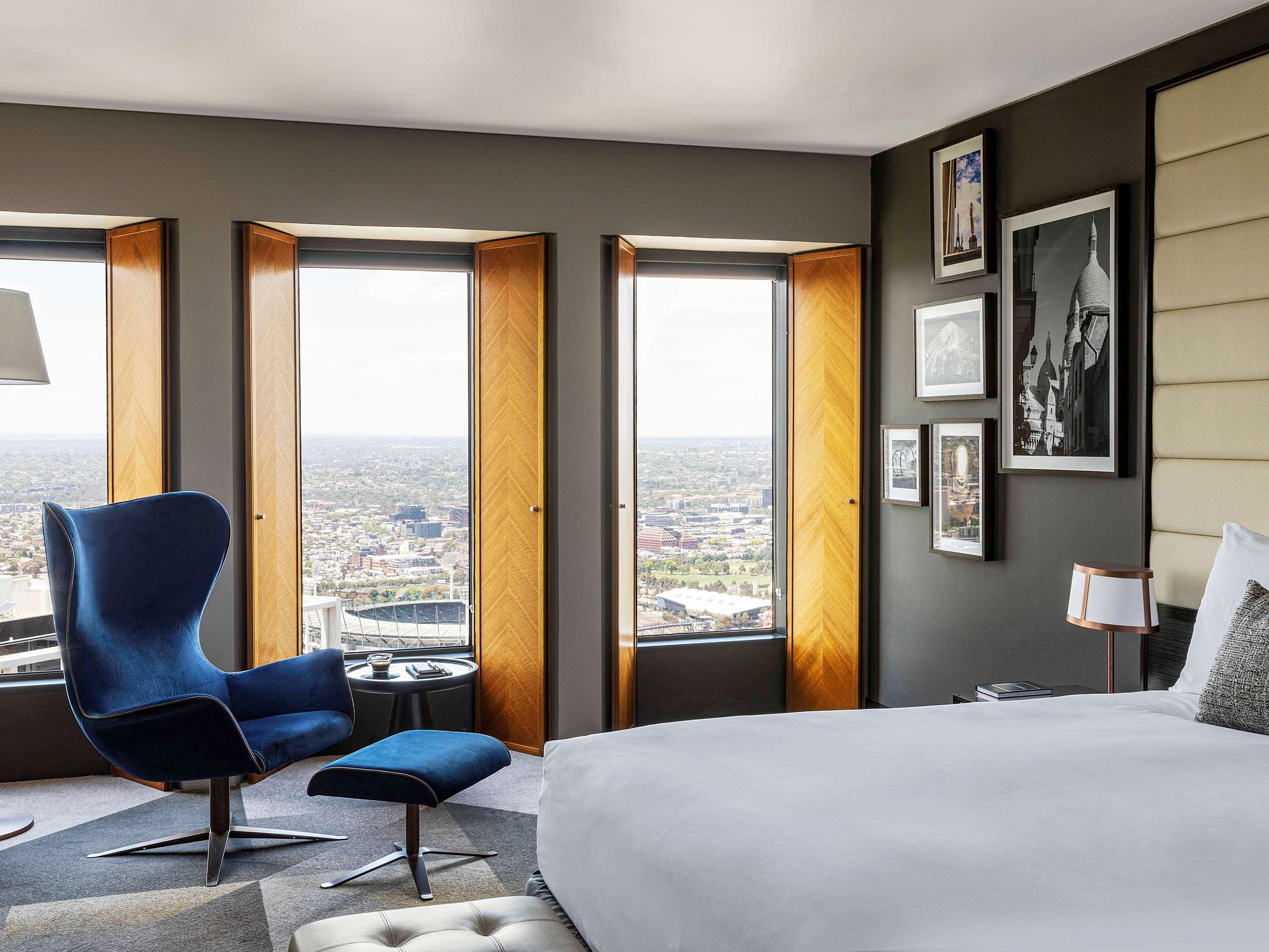 PRESTIGE, SUITE, KING BED, CITY OR BAY VIEW, LIVING AREA, CORNER
