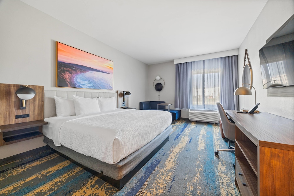 La Quinta Inn and Suites by Wyndham La Habra 21/60