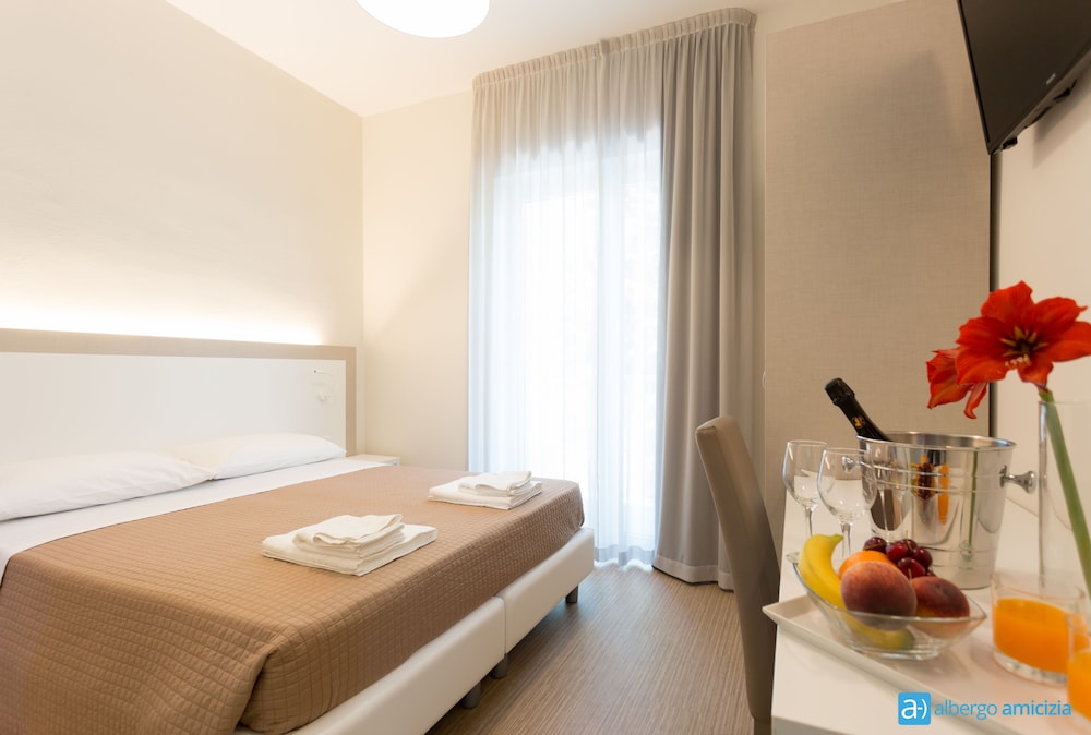 ROOM, DOUBLE BED