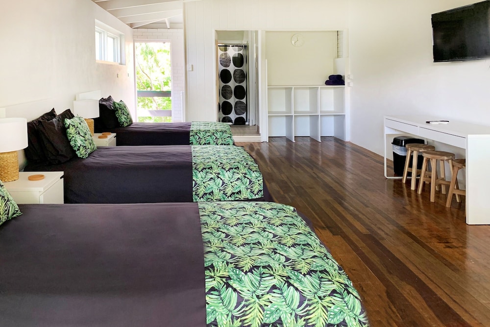 Airlie Beach Magnums 25/76