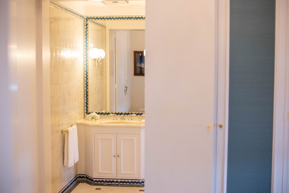 Suite, Double Bed, Attic، Estoril Vintage Hotel 2/2