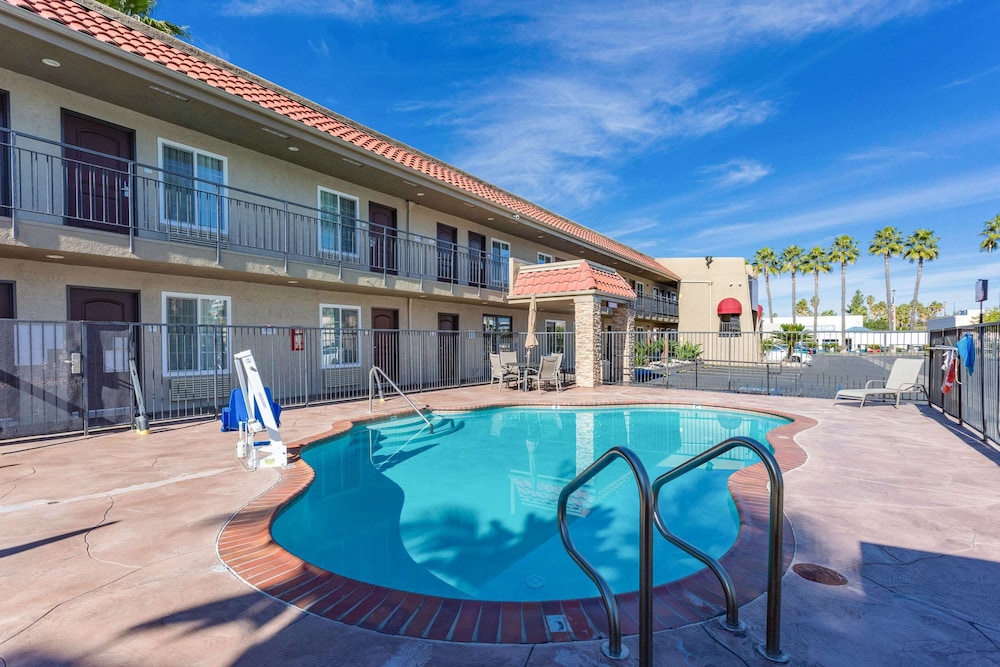 Econo Lodge Inn & Suites Escondido Downtown 7/48