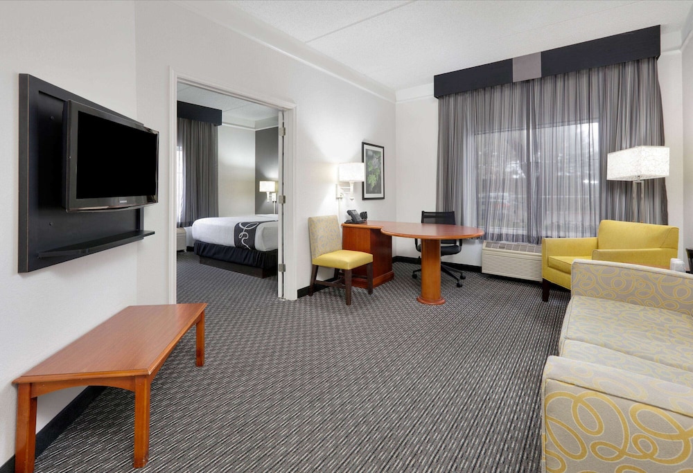 La Quinta Inn Suites Dallas North Central 31/48