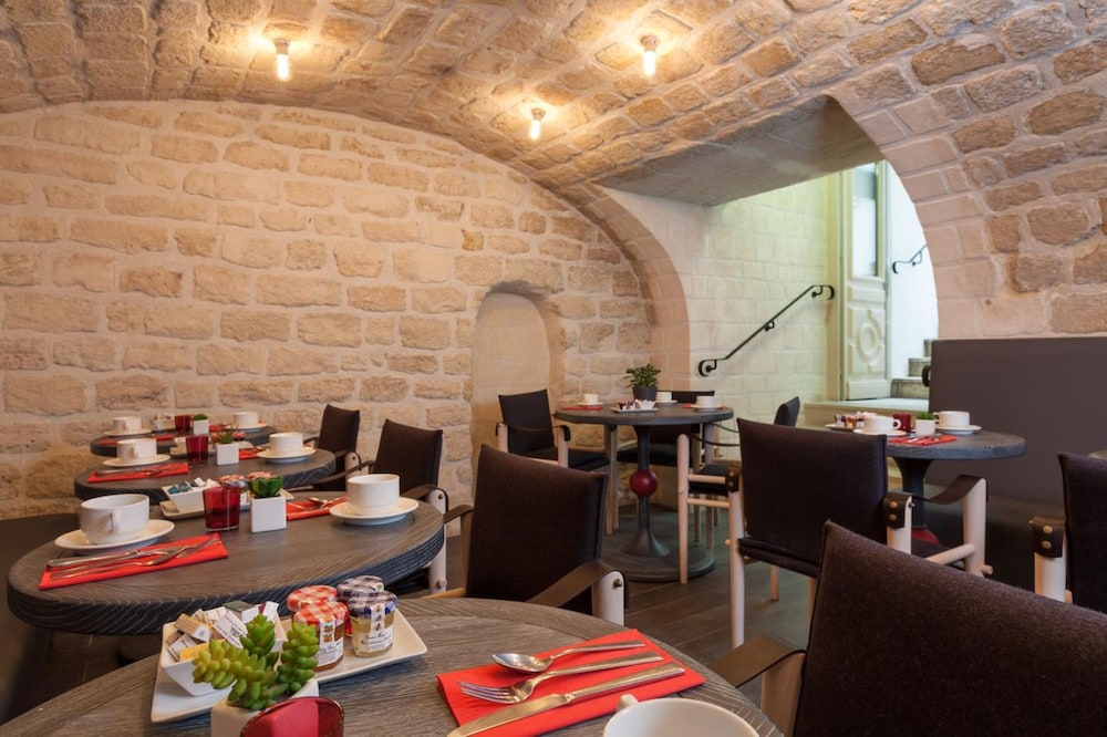 Hotel Des 3 Poussins 42/53
