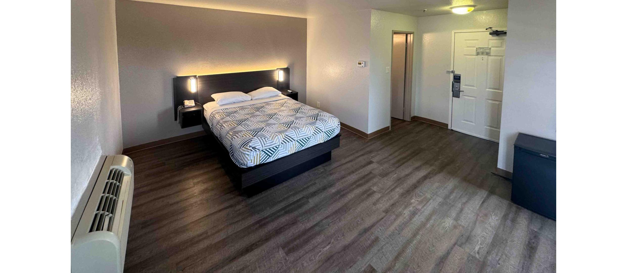 1 Full Bed - Mobility Accessible Ri Shwr