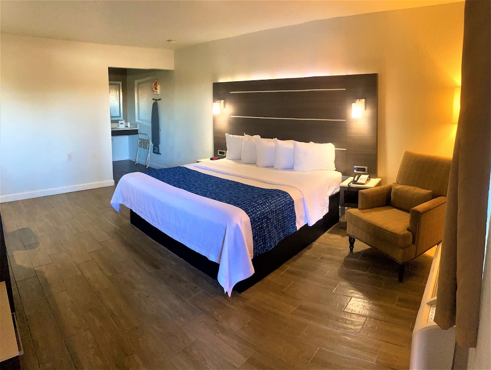 Econo Lodge Inn & Suites Near Lackland AFB San Antonio, TX 13/36
