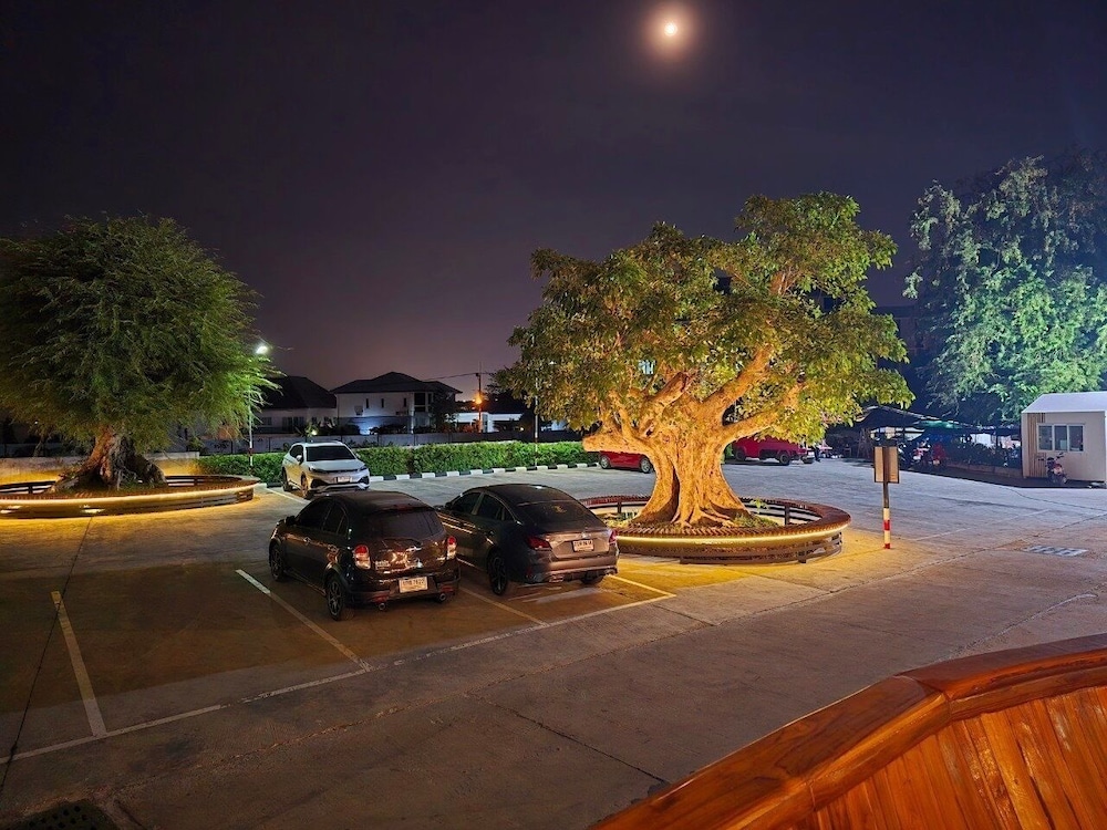 LHC Hotel and Resort 68/75