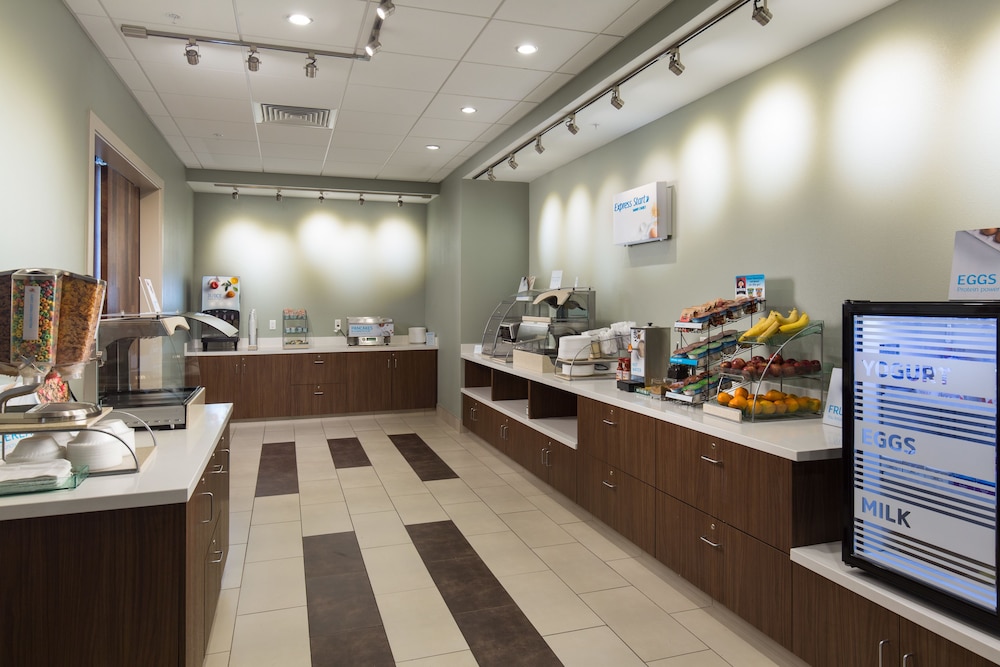 HOLIDAY INN EXPRESS VISALIA 18/28