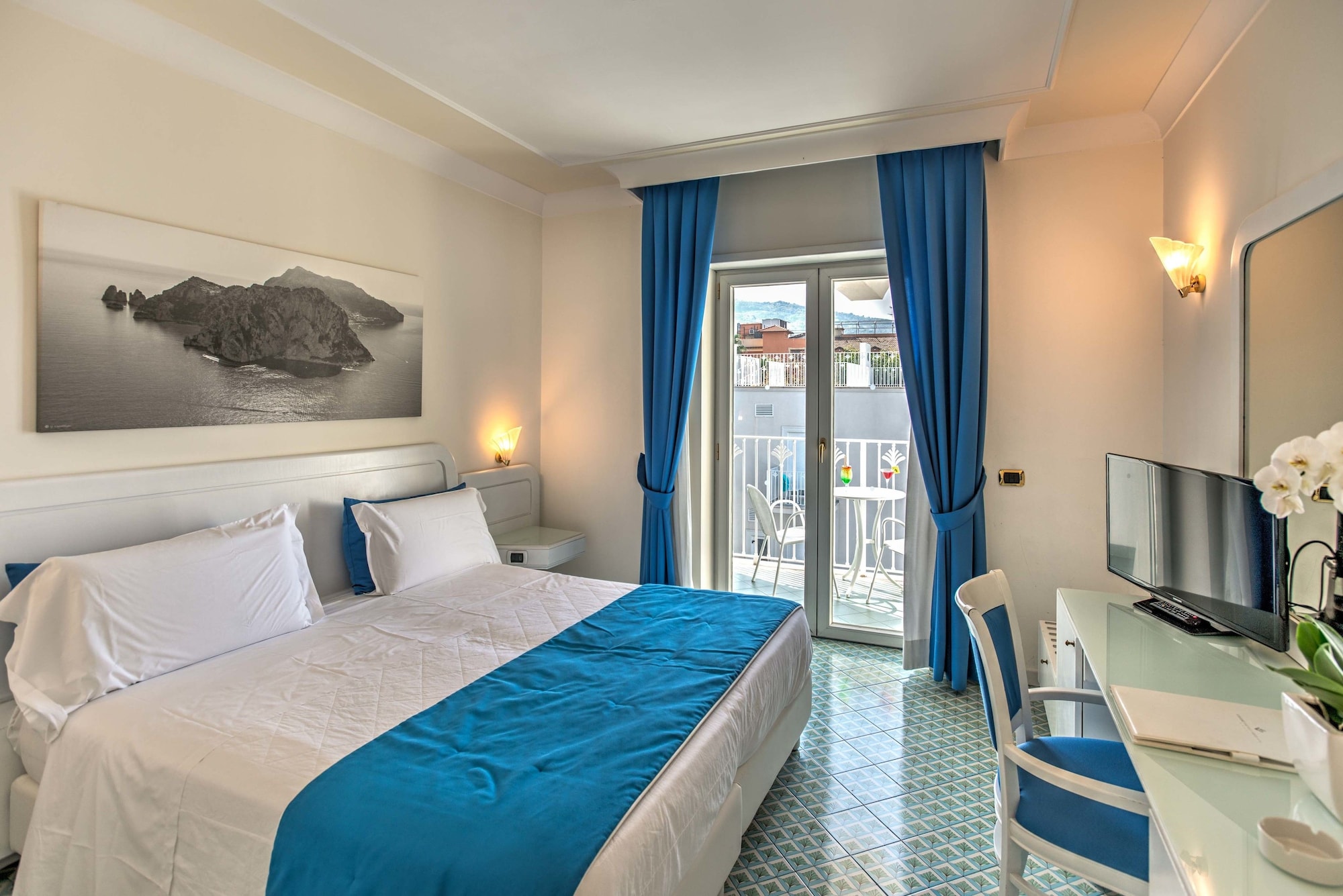 SUPERIOR, DOUBLE BED, PARTIAL SEA VIEW