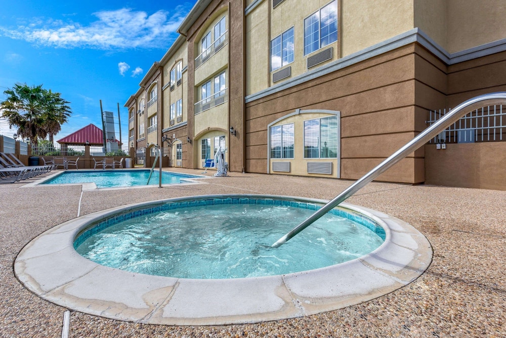 La Quinta Inn & Suites by Wyndham Angleton 46/50