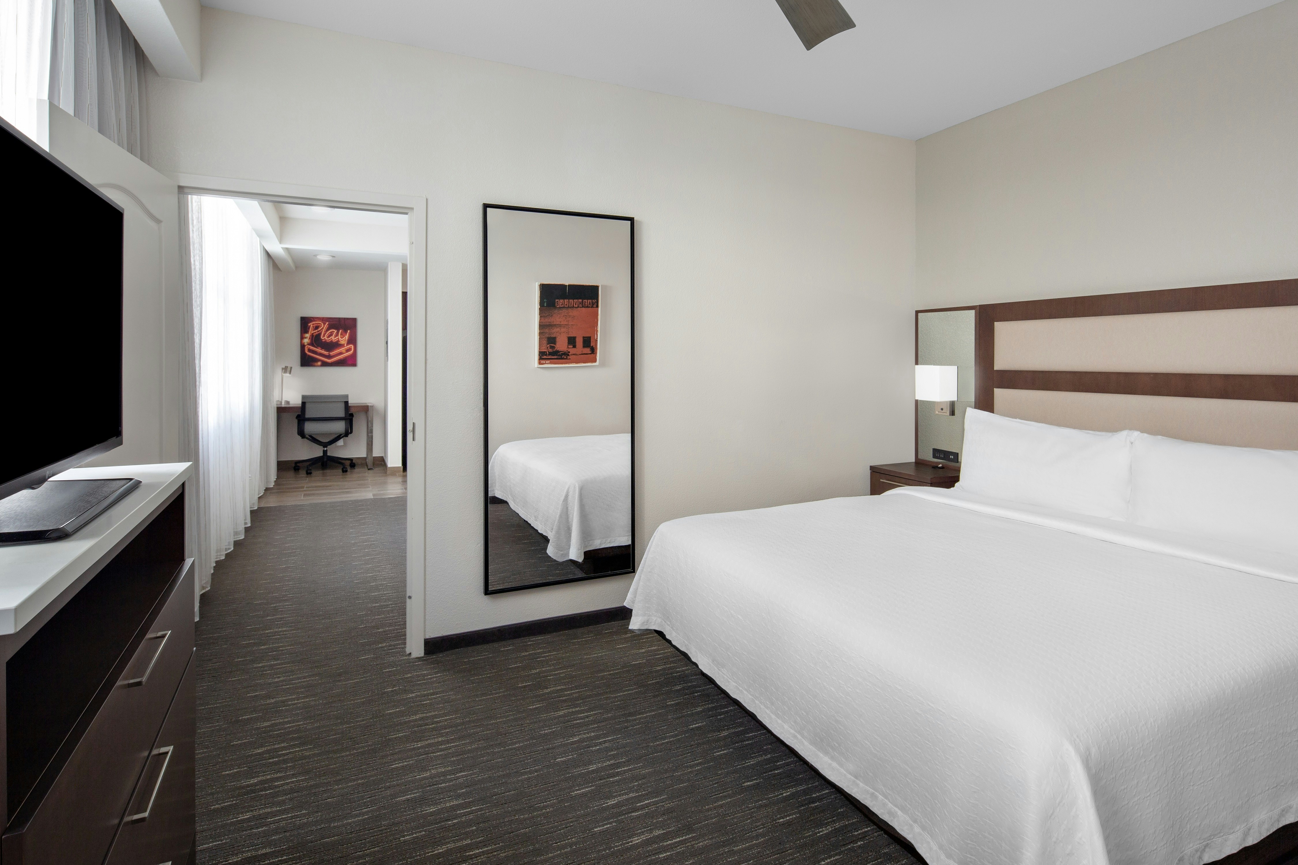 SUITE, KING BED, ACCESSIBLE