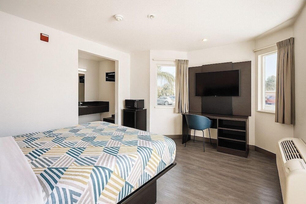 Motel6 Westminster, CA - North 24/60