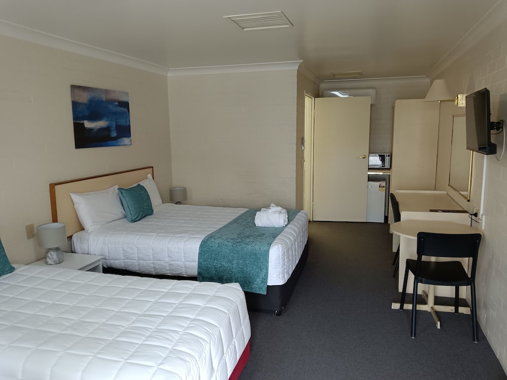 Plus, Single, 1 Queen and 1 Single Bed