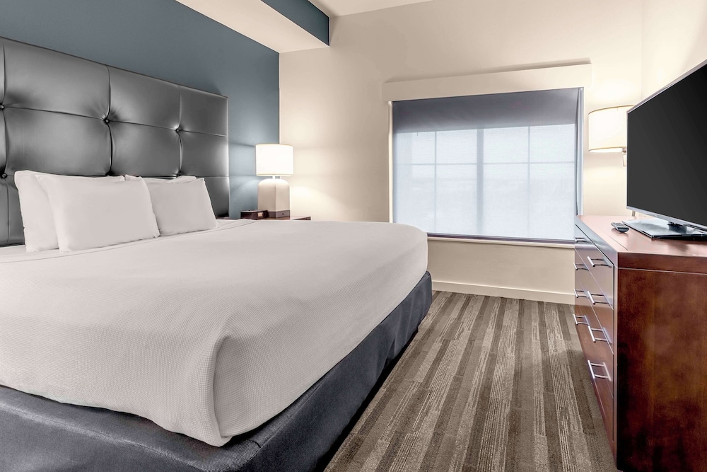 1 BEDROOM, DELUXE, SUITE, KITCHEN