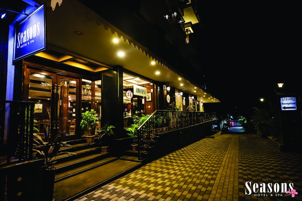 Seasons Hotels & Resorts 45/50