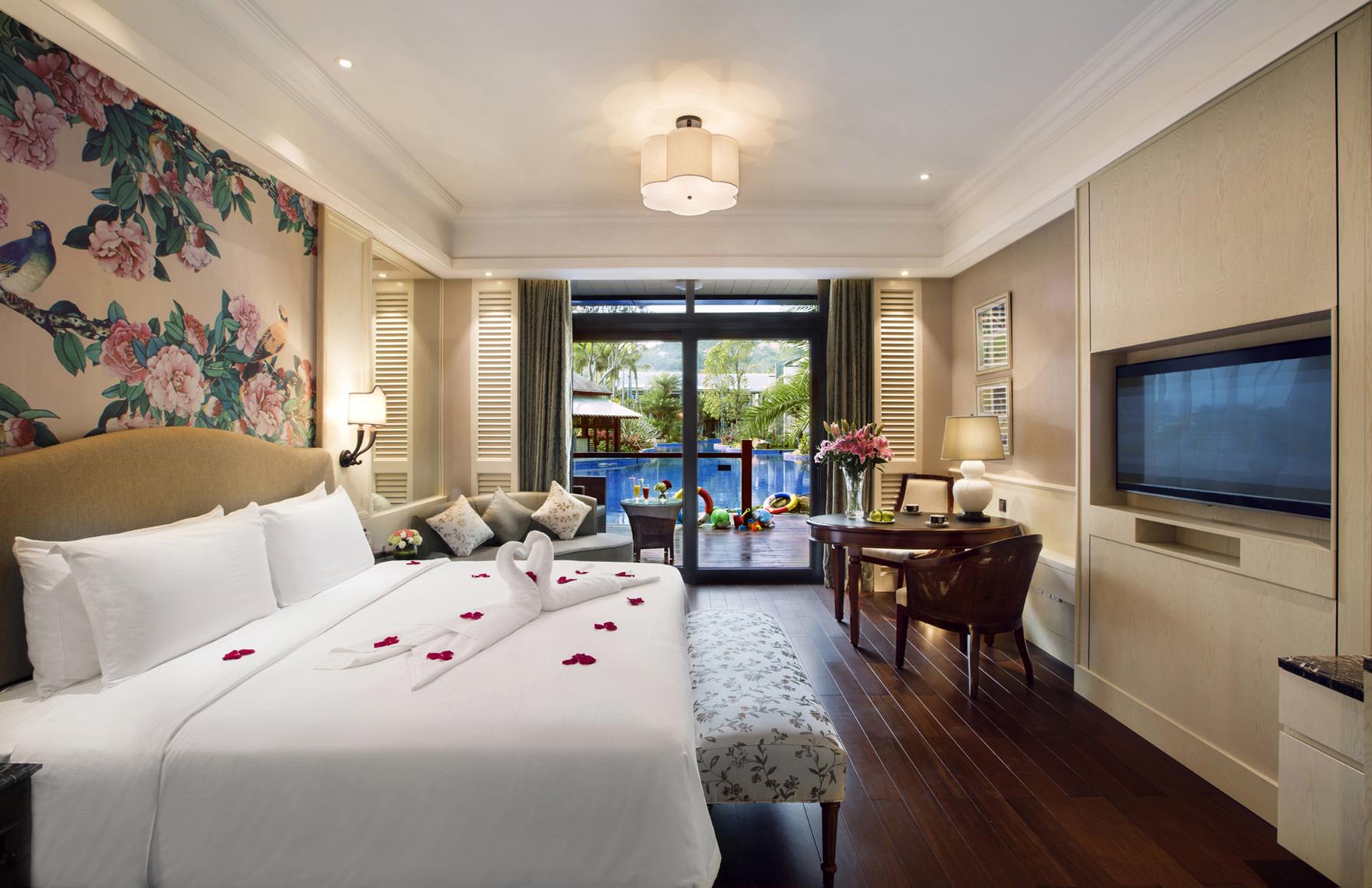 Pool, Spa, Deluxe, Villa, King Bed, Pool Side
