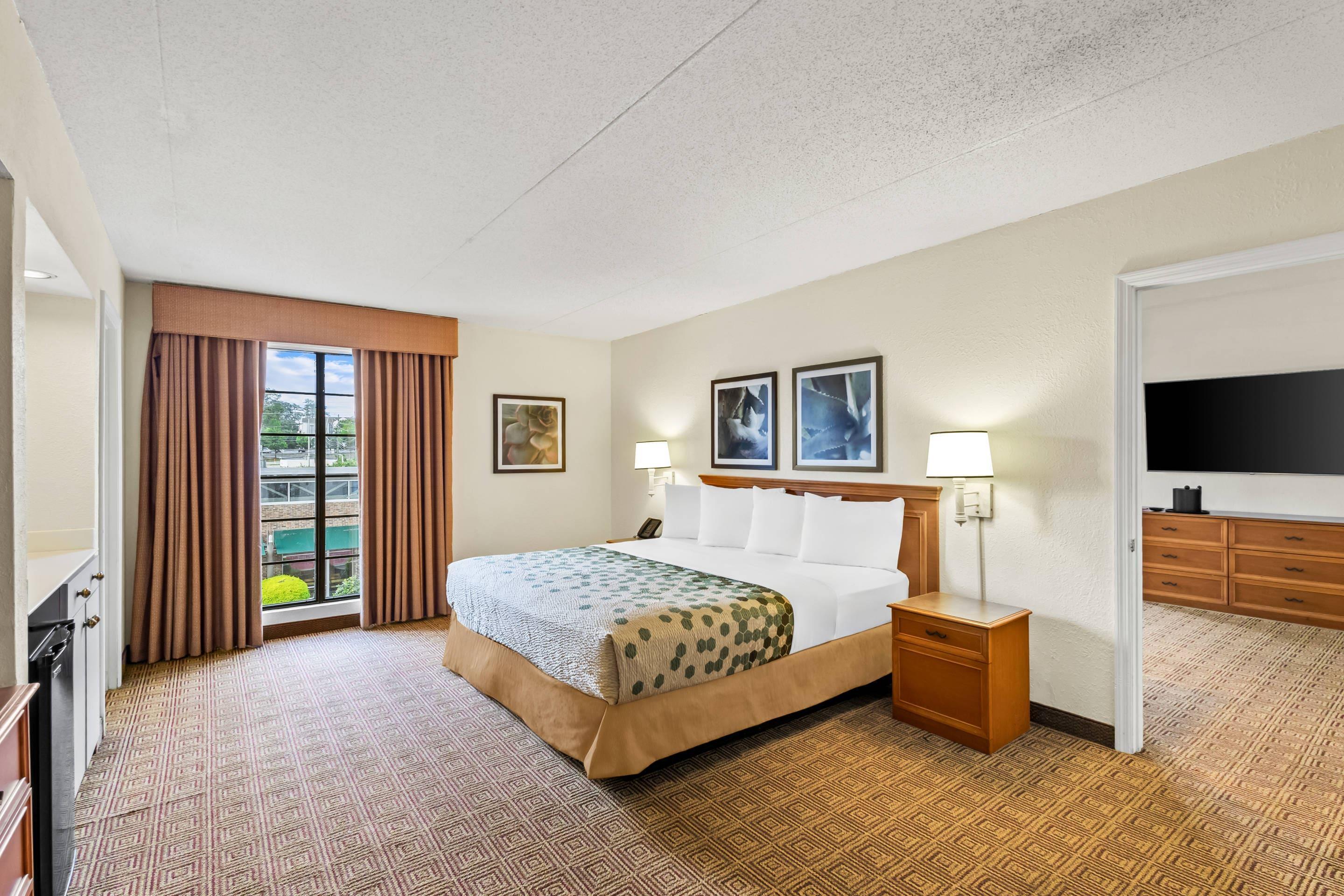 SUITE, KING BED