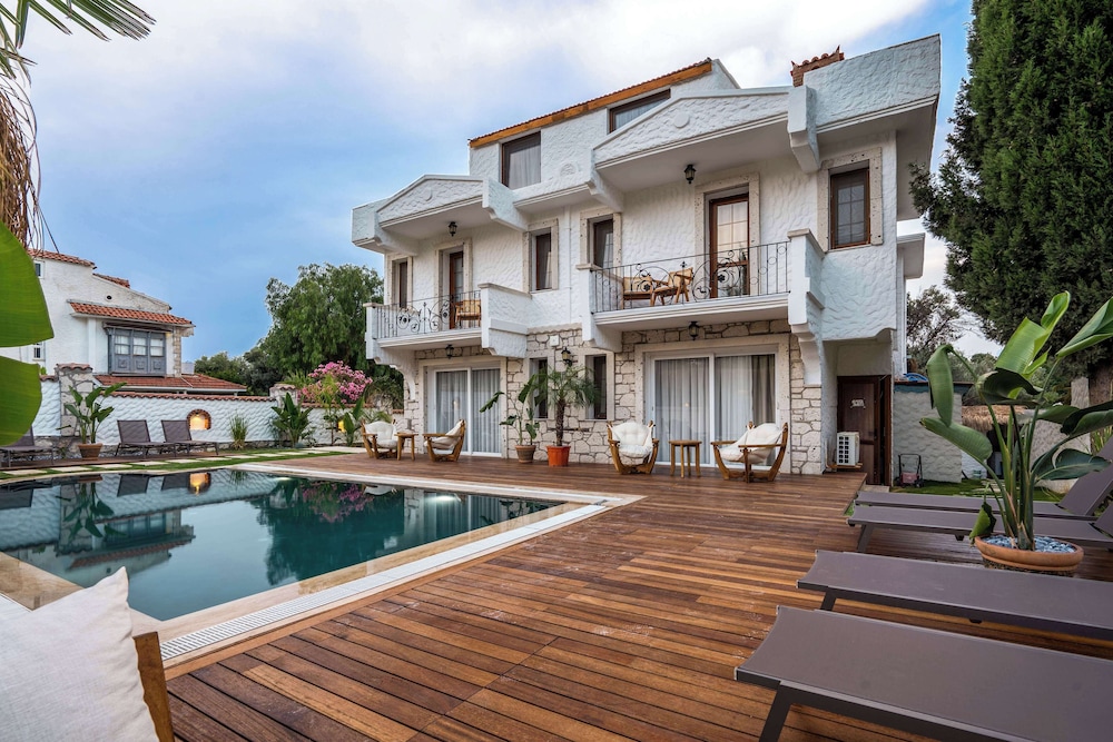 Bugra Alacati - Adults Only 40/42