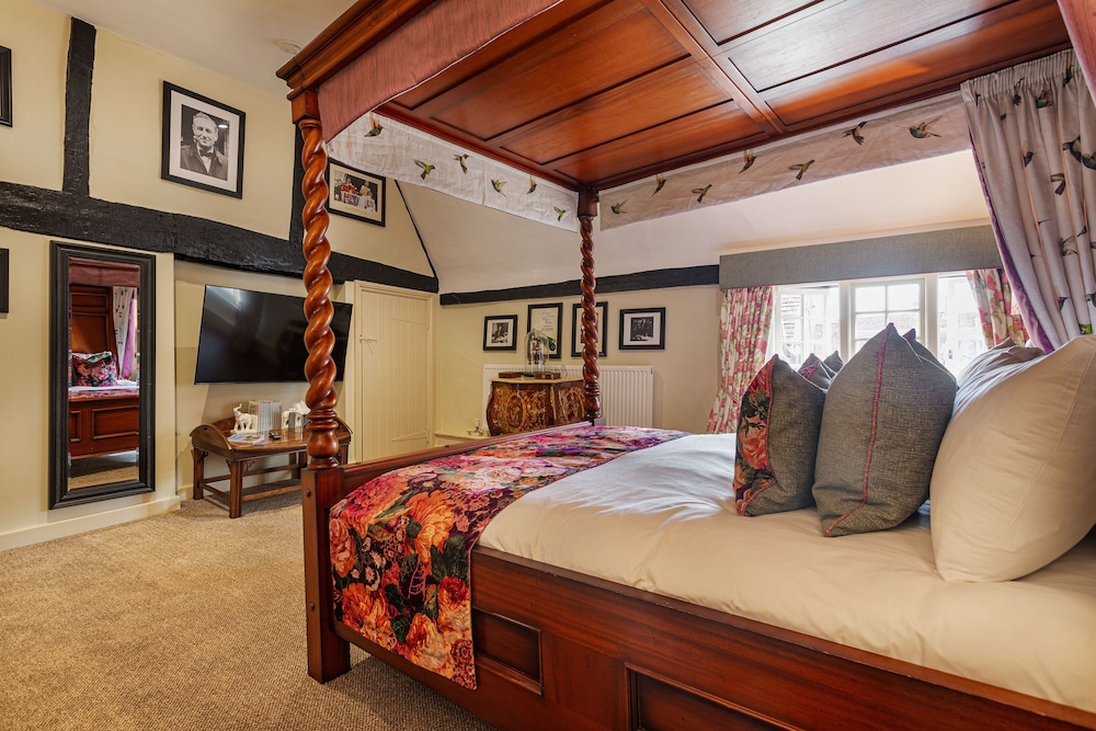 Four Poster, Superior, Queen Bed