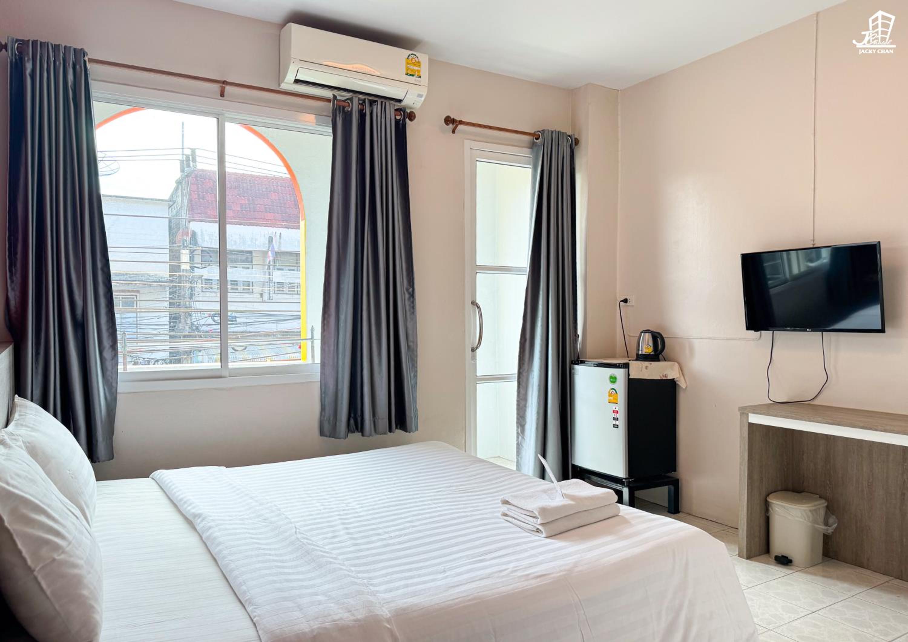 Jacky Chan Hotel 12/50