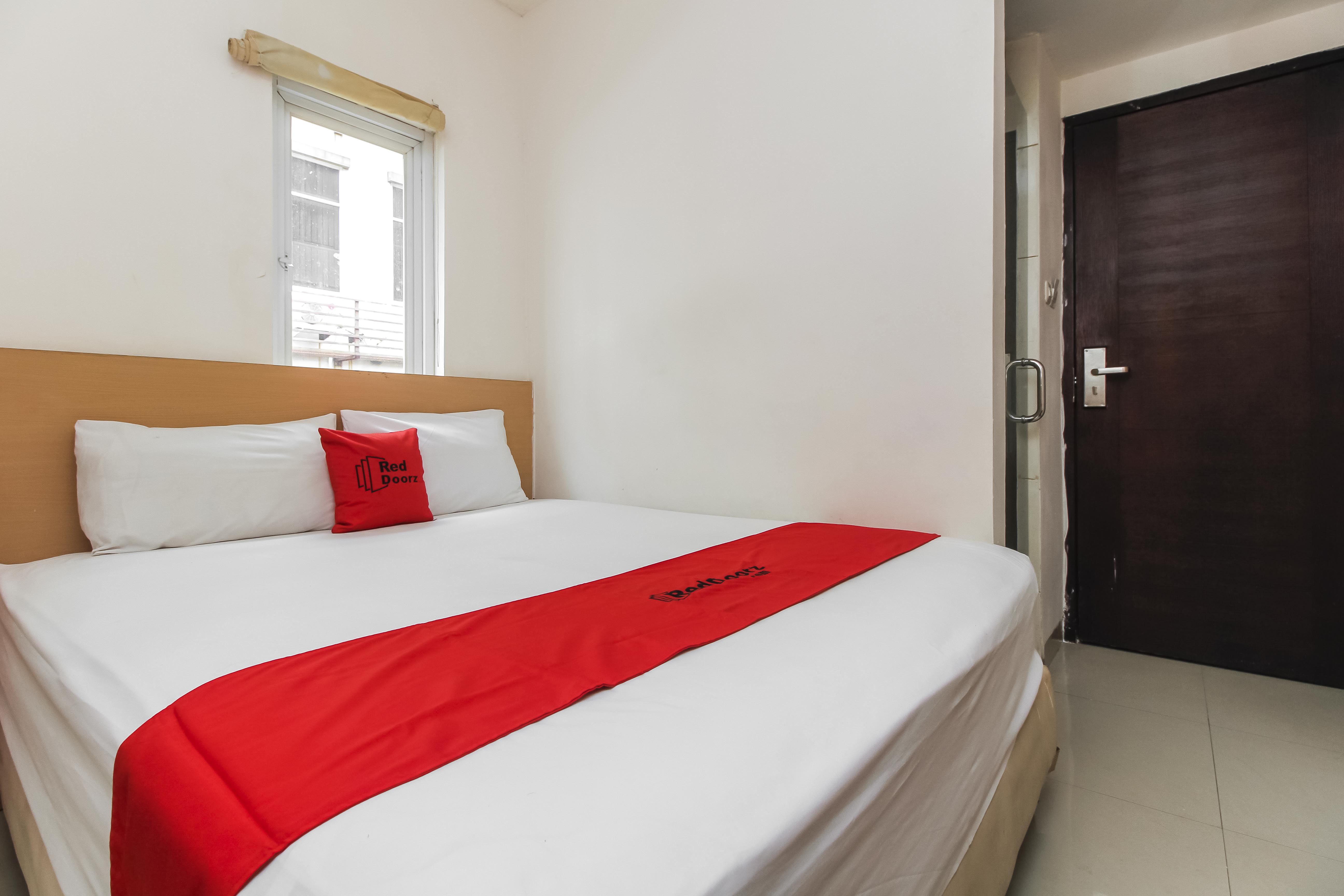 Reddoorz Plus Near Galaxy Bekasi 6/22