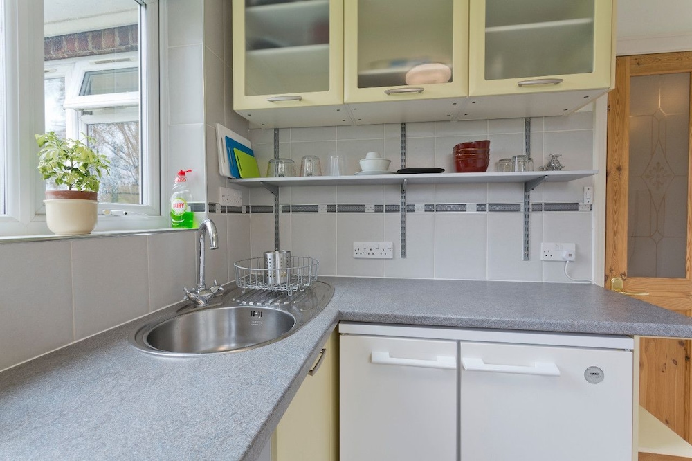 Poplar House Serviced Apartments 26/27