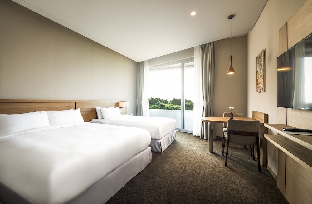 DELUXE, TWIN BEDS, PANORAMIC VIEW