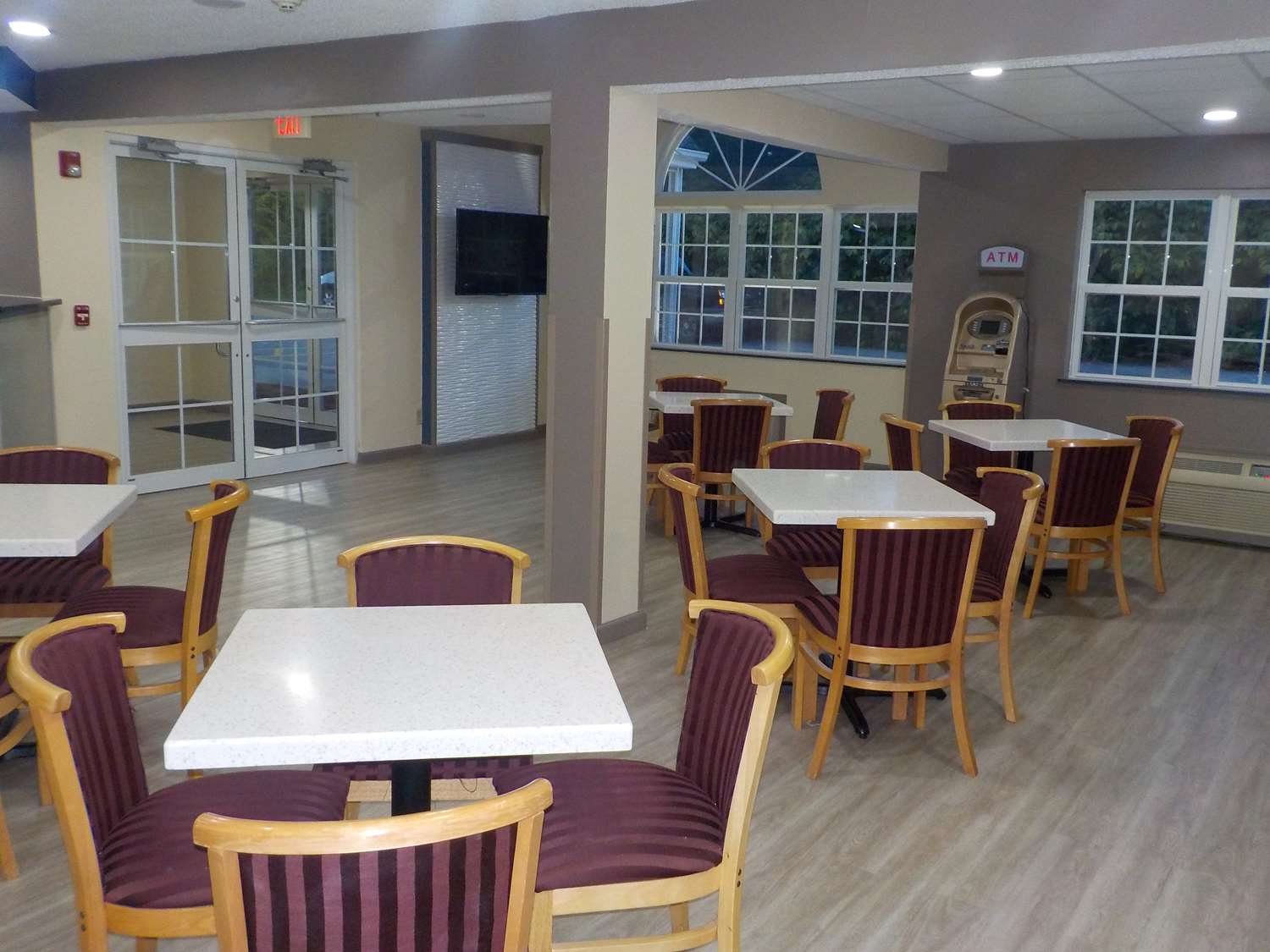 MJ Inn & Suites Marienville 17/20
