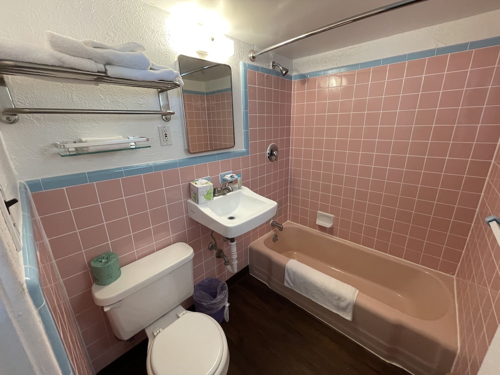 Tropicana Motel 18/40