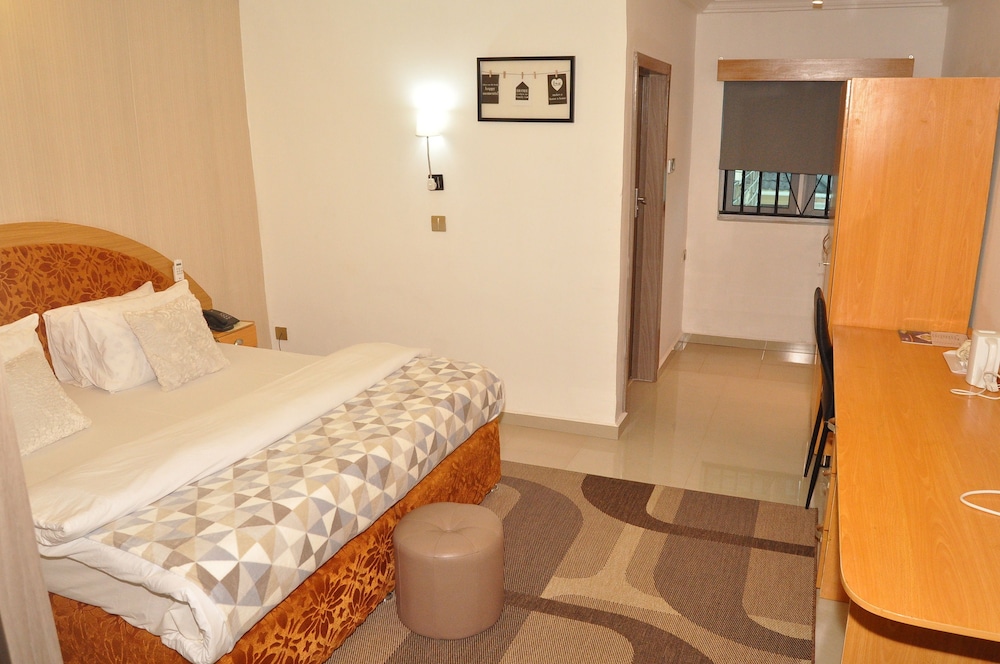 Ne-Yo Hotel And Suites 22/23