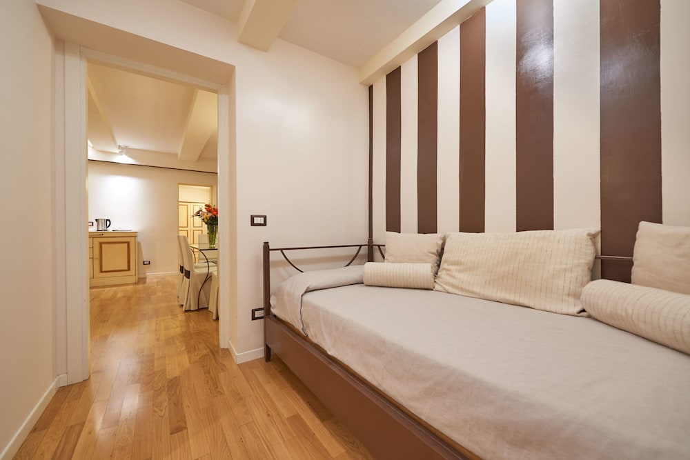 1 BEDROOM, SUITE