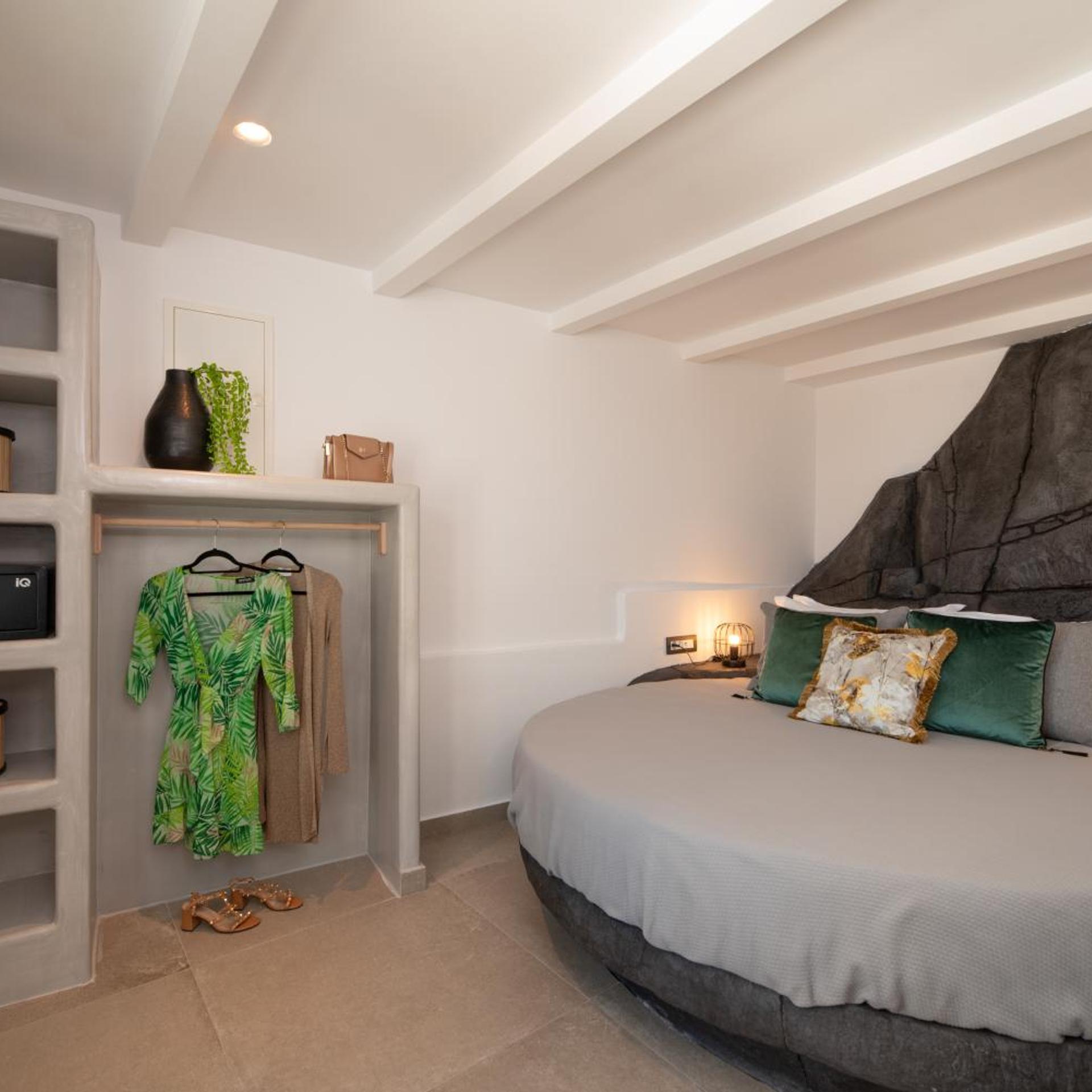 Executive, Suite, Outdoor Jetted Tub، Day Dream Luxury Suites 2/9