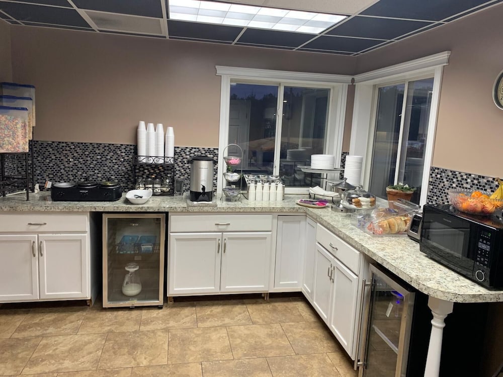 Americas Best Value Inn Gaylord 36/42