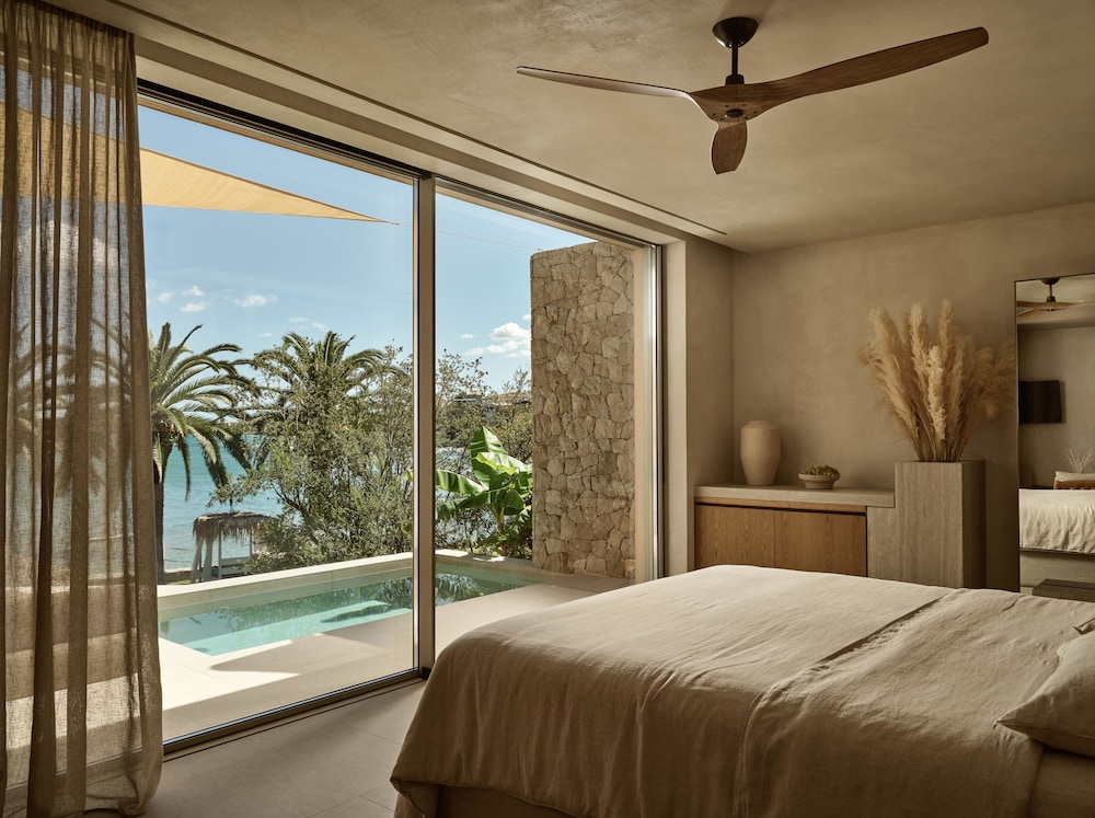 Executive, Suite, King Bed, Beach Front, Mini Pool 2/6