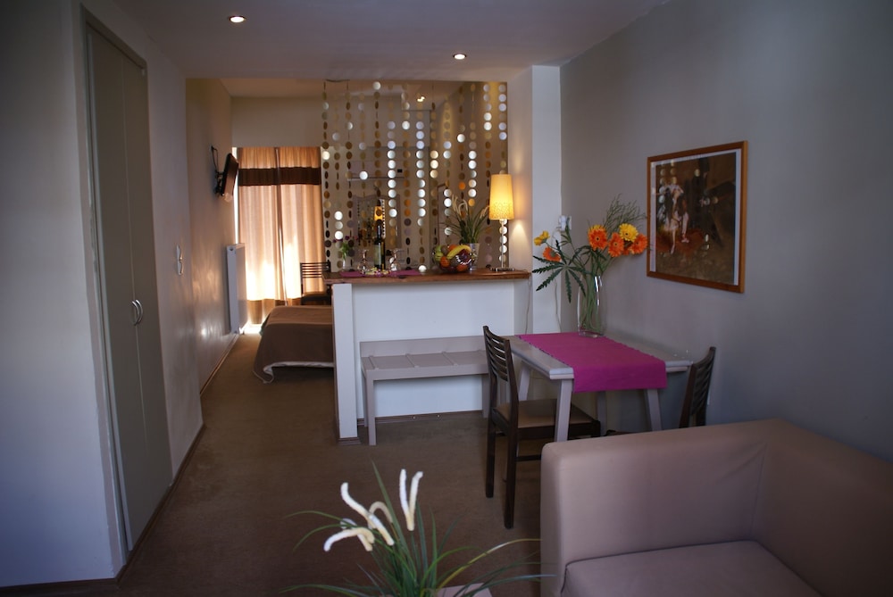 Yria Hotel 11/78