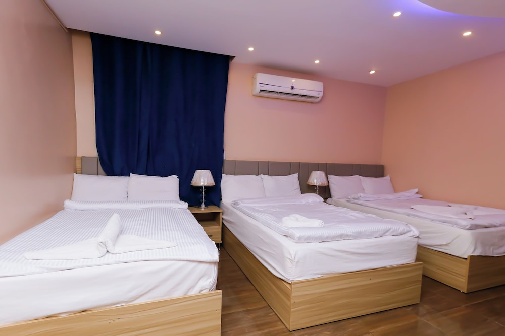 Three Giza Pyramids Inn 14/65