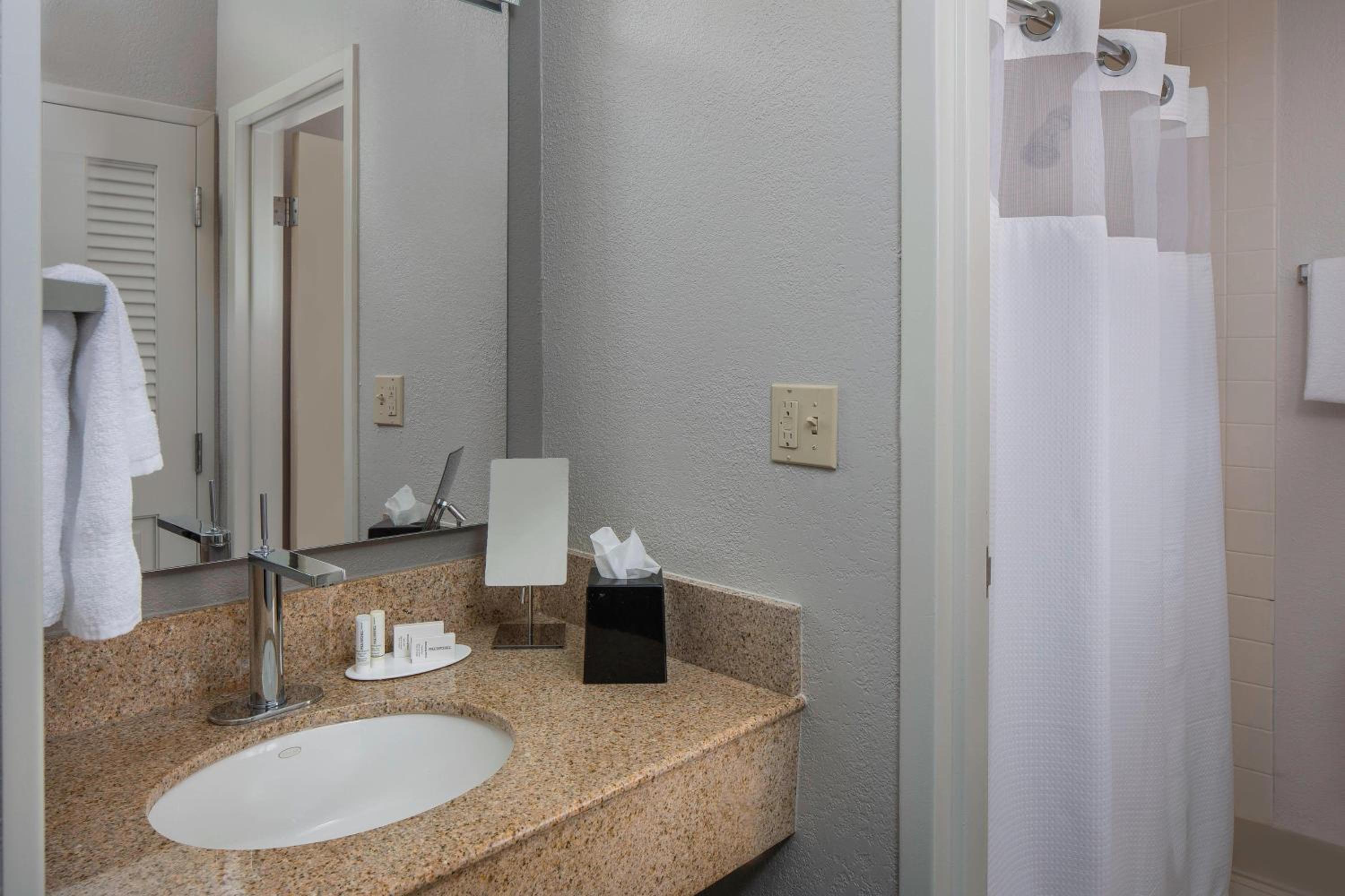 غرفة بسريرين مزدوجين بحوض استحمام لذوي الإعاقة، Courtyard by Marriott Orlando International Drive/Convention Center 3/5