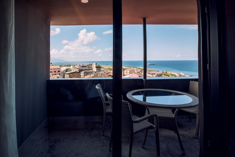 Life Point Hotel 61/67