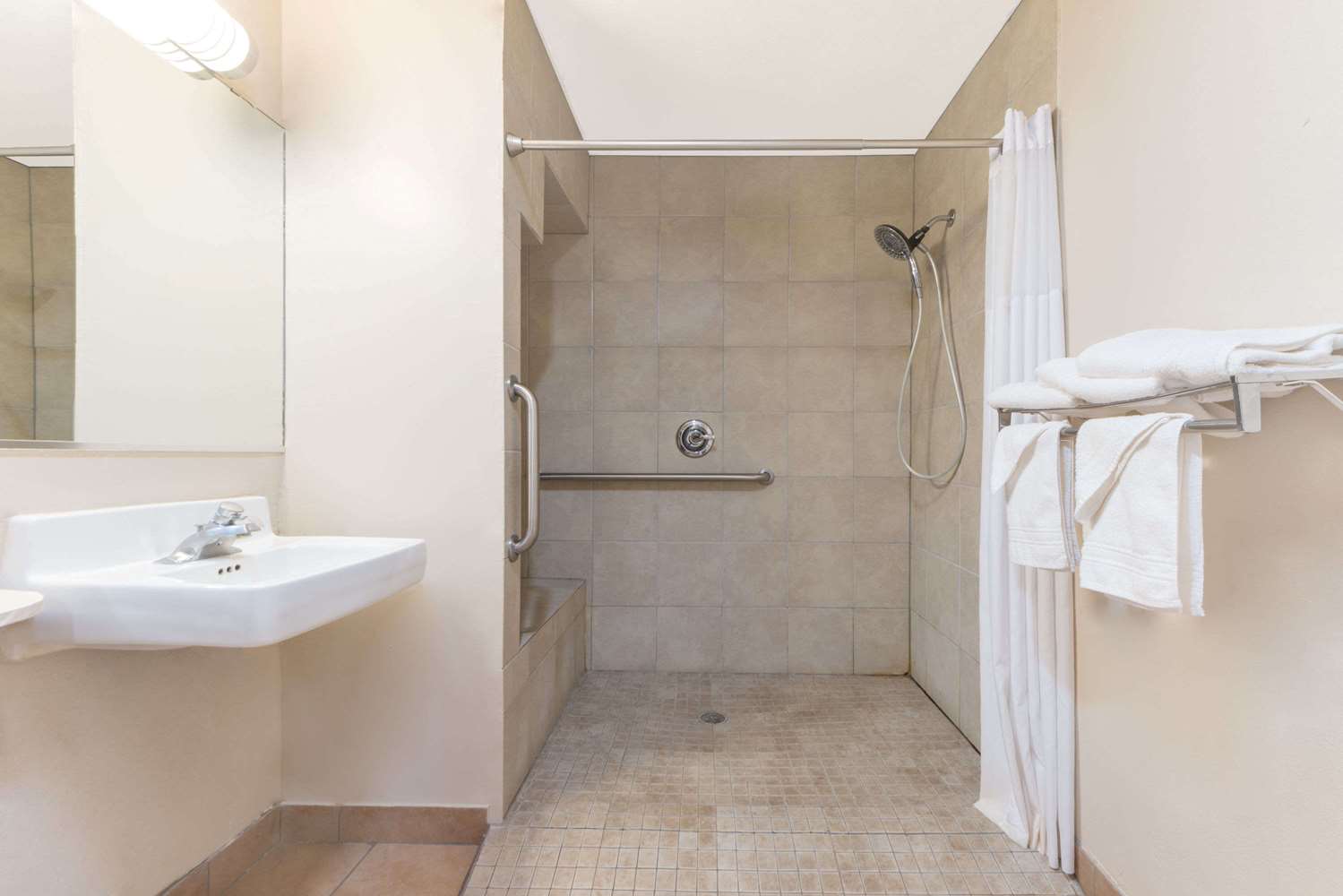 Days Inn by Wyndham Ruidoso Downs 51/54