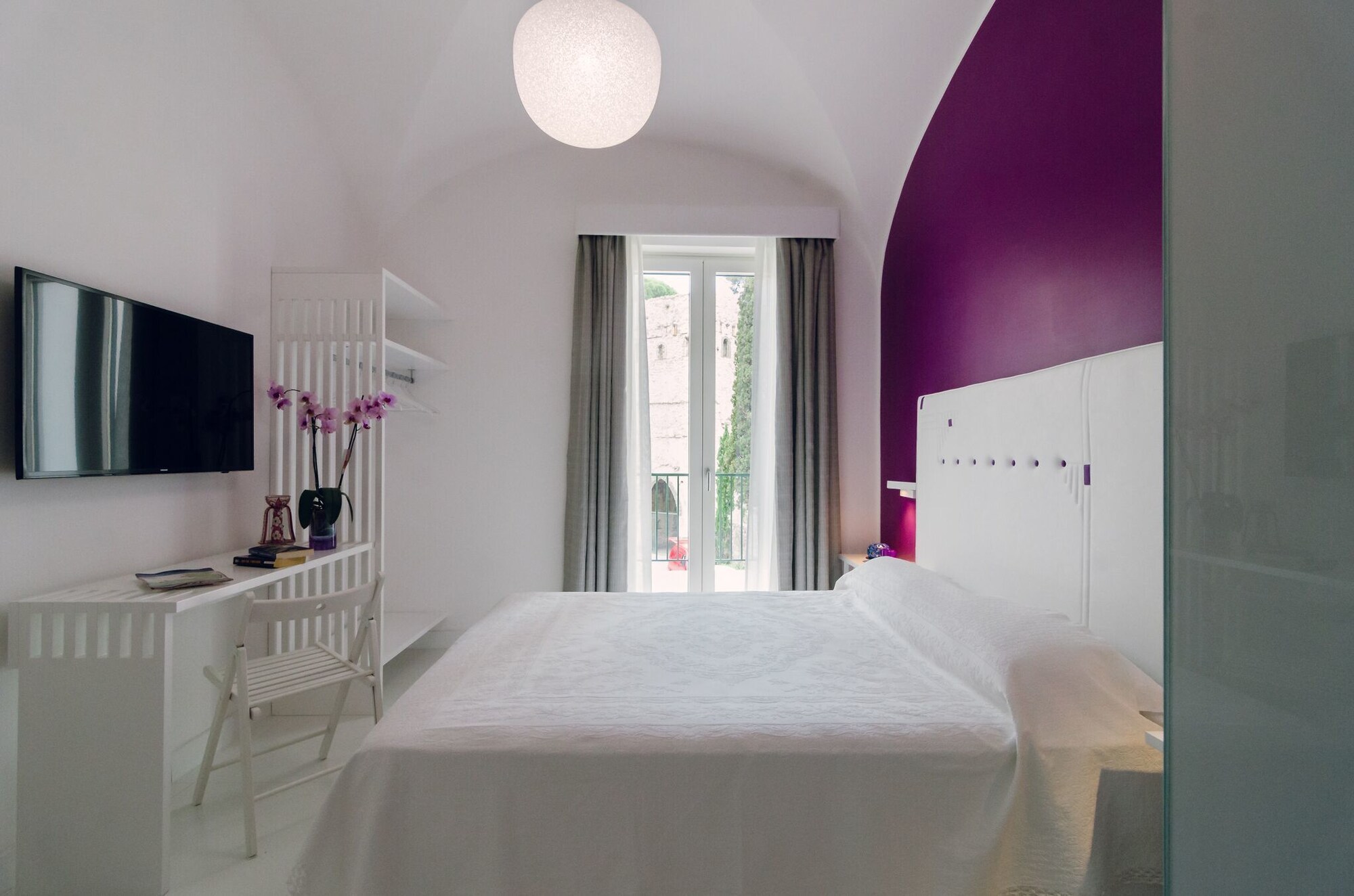 ROOM, QUEEN BED