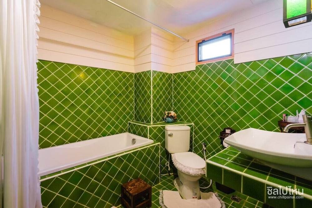 P Paradise Hotel 50/50