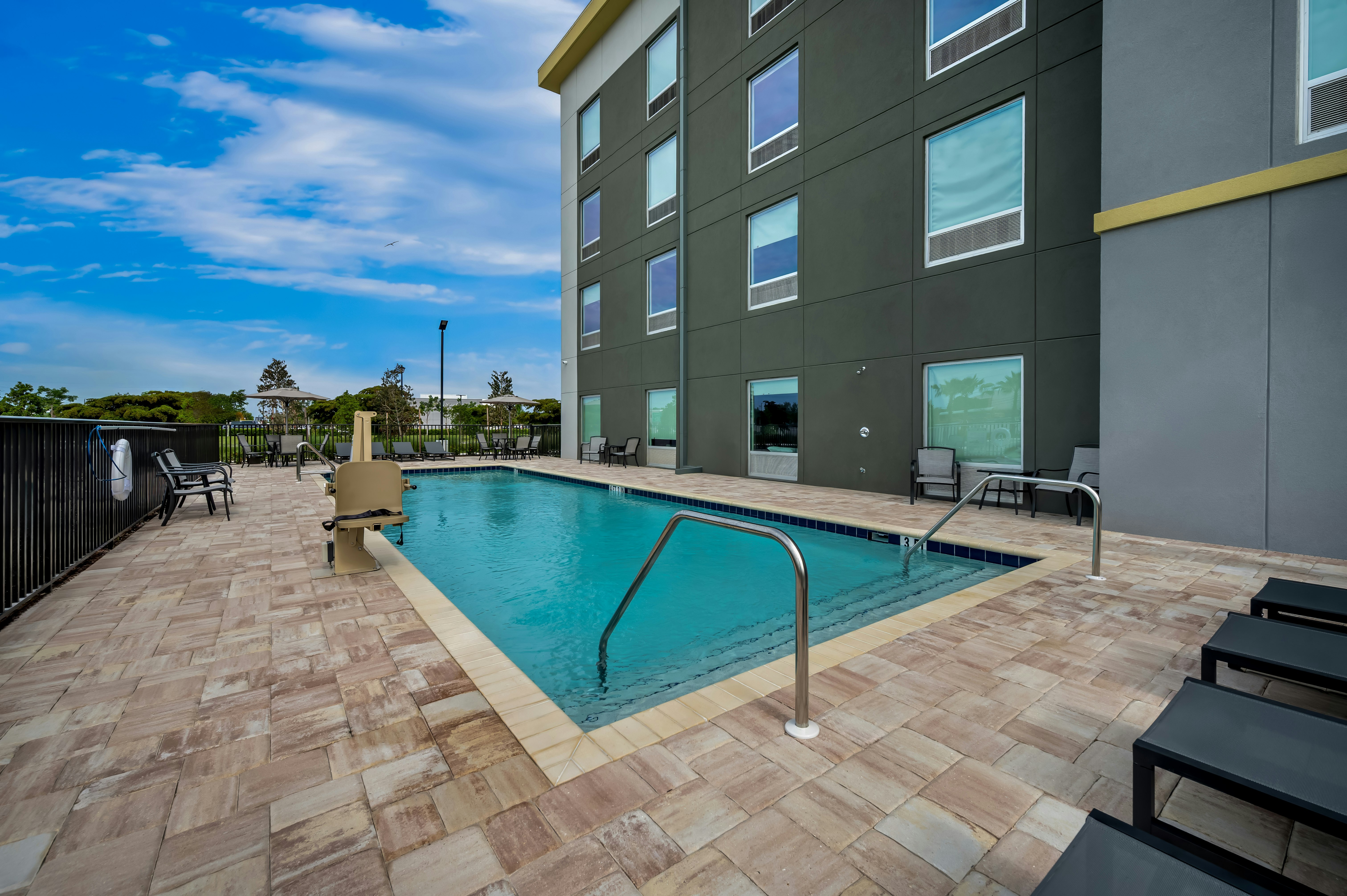 HomeTowne Studios by Red Roof Fort Myers 32/35