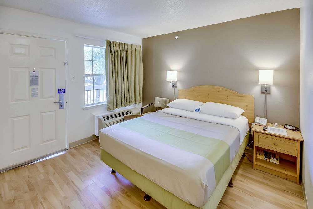 1 Queen Bed - ADA/Tub, Smoking