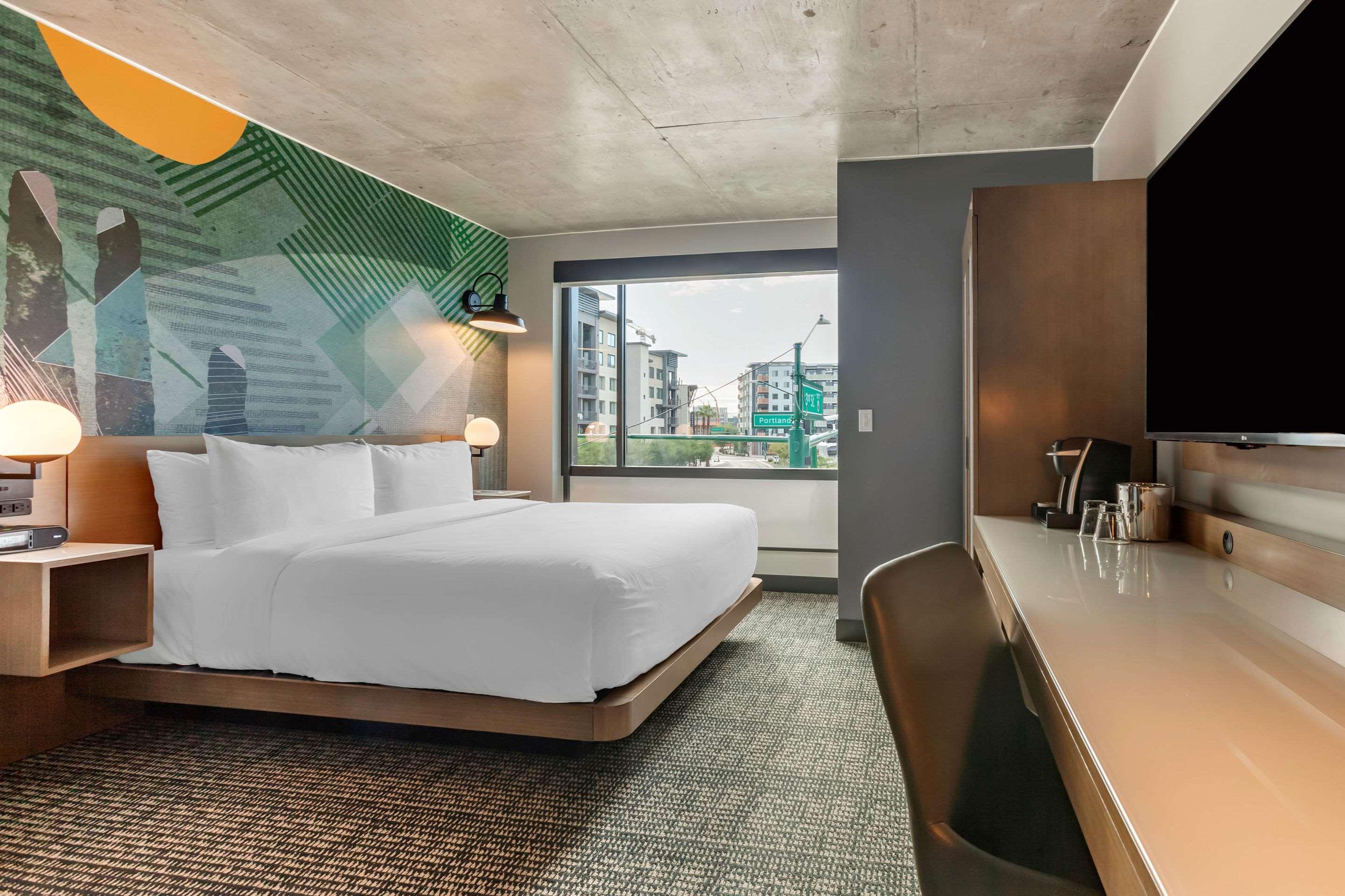 ROOM, KING BED, ACCESSIBLE