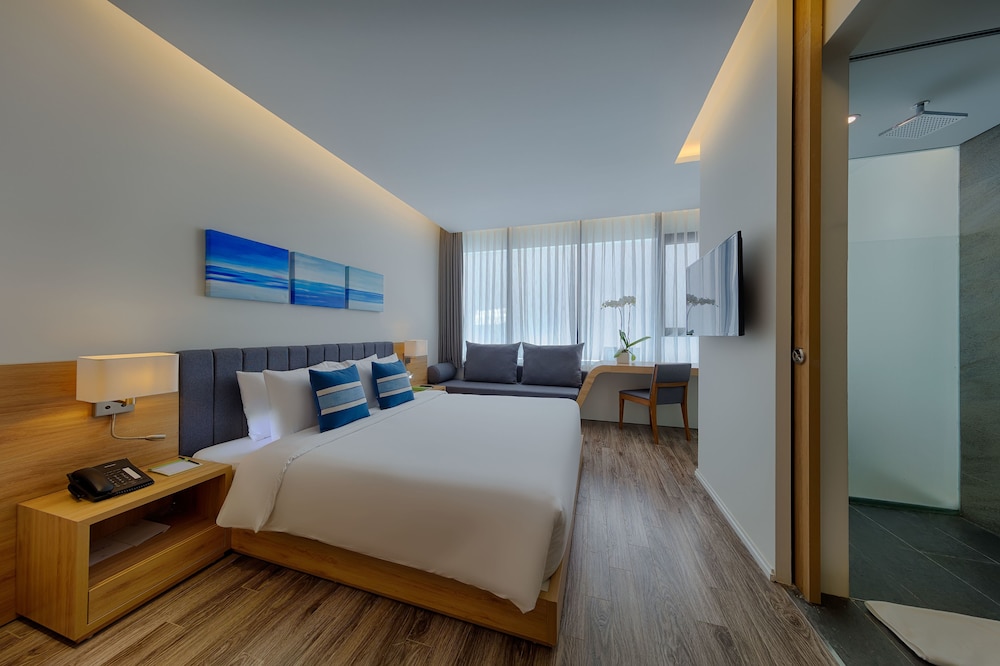 SENIOR, DELUXE, PARTIAL SEA VIEW